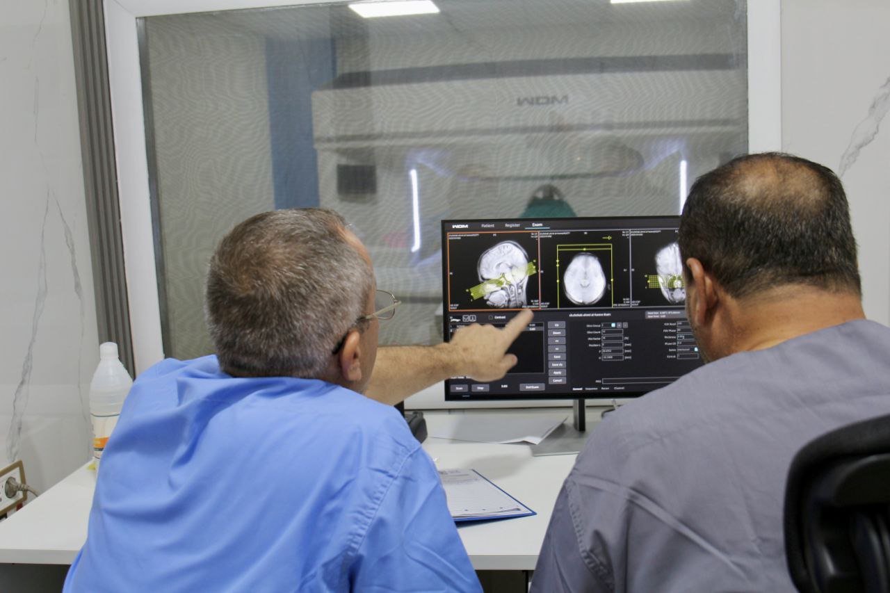 جهاز الرنين المغناطيسي الحديث في مركز كريم الطبي